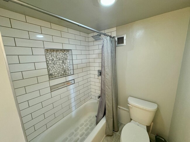 Building Photo - FURNISHED 1 Bed 1 Bath In Amazing Location...