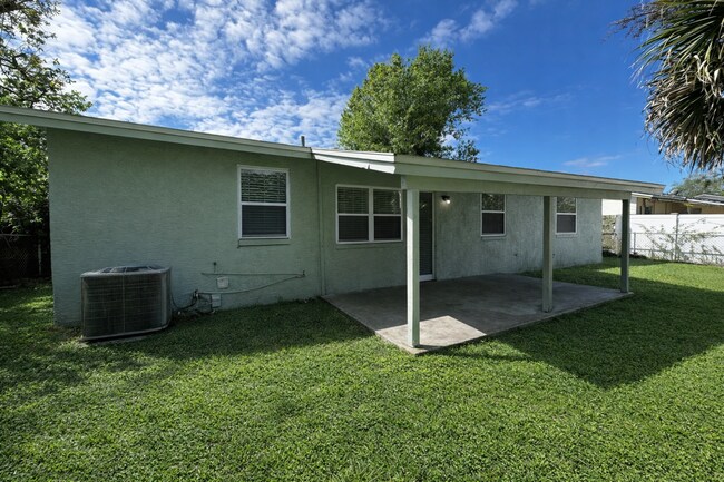 Building Photo - 4655 Cepeda St