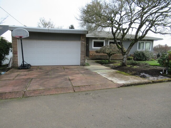 Building Photo - Mid-Century Four Bedroom in Candalaria