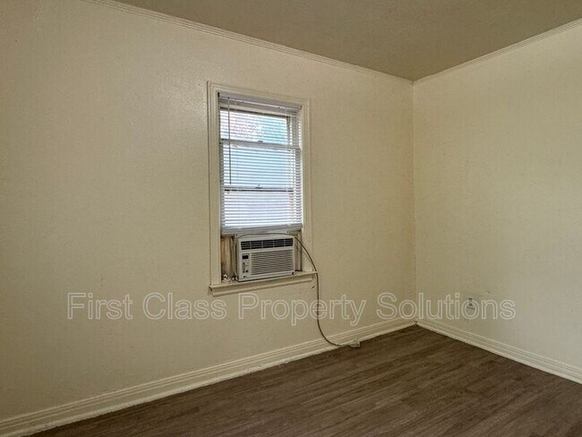 Building Photo - 1904 NE 25th St