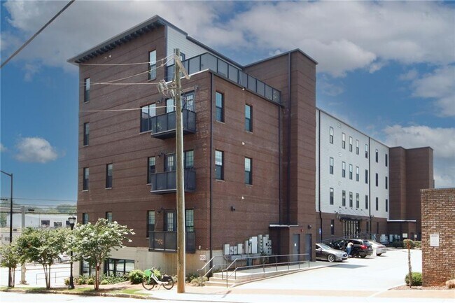 Building Photo - 764 Memorial Dr SE