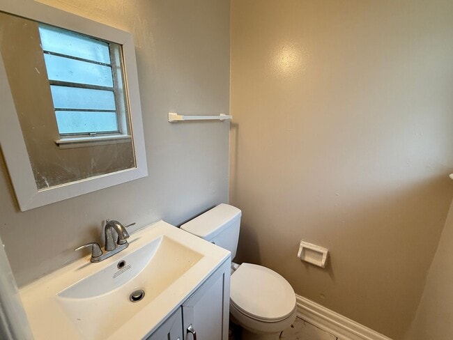 Building Photo - 3 Bedroom 1.5 bathroom duplex home