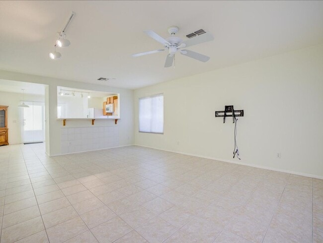 Building Photo - 3 Bedroom 2 Bathroom