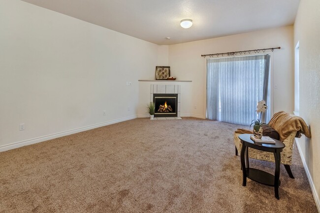 Building Photo - Must see! Spacious 3bd 2bath Ready for Imm...
