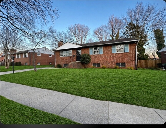 Primary Photo - "Spacious 5-Bedroom Retreat with Cozy Fireplace in Fort Washington!"