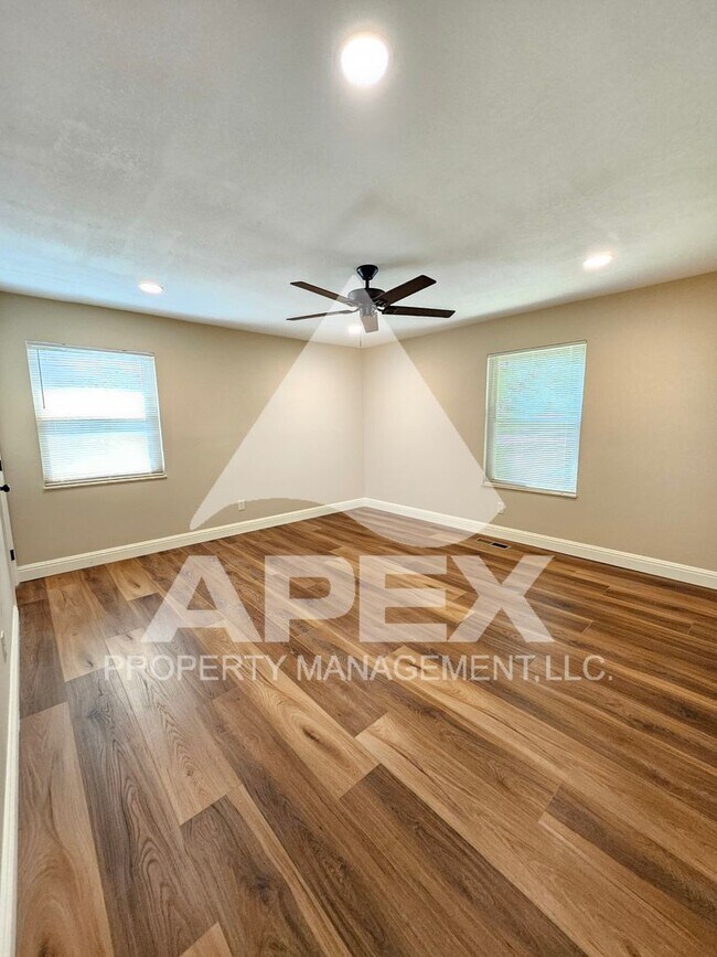 Building Photo - Renovated - 2 Bd 2.5 Ba Townhouse Duplex w/Huge Bonus room and oversized 1-car garage in West Kno...