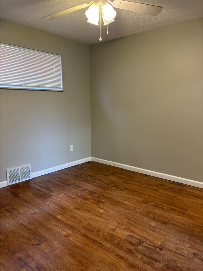 Building Photo - Inviting 1 bed/1bath in Benton Park West