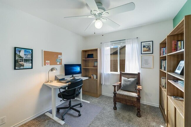 Building Photo - 802 Lantana Dr