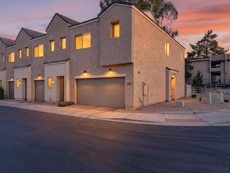 Building Photo - 8460 N 22nd Dr