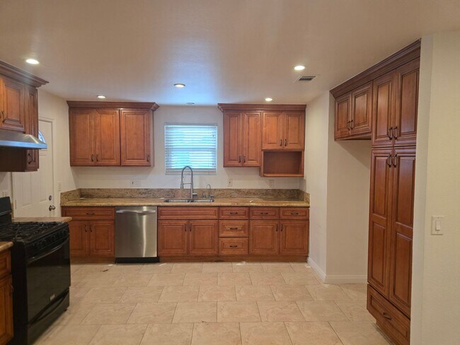 Building Photo - Beautifully Maintained 6-Bedroom Home in t...