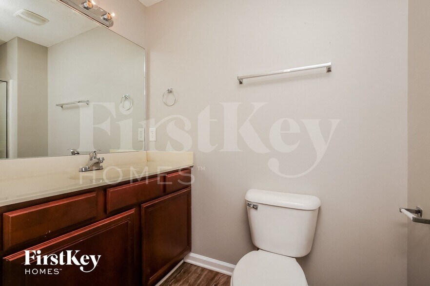 Building Photo - 1044 Lakewalk Dr