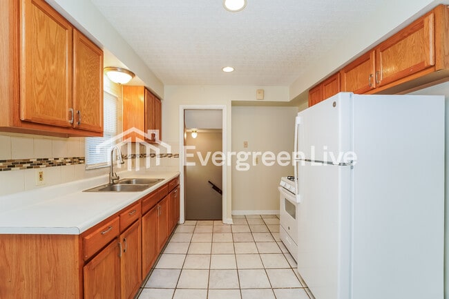 Building Photo - 19200 Mayfair Ln