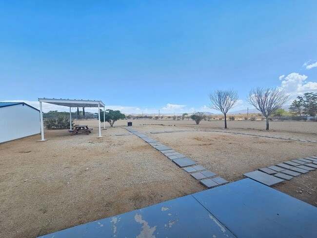 Building Photo - 2 bed 1 bath home + bonus room near Joshua...