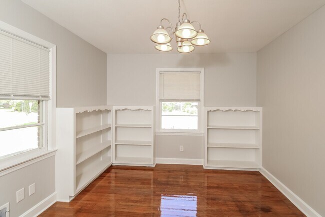 Building Photo - 1506 Cedar Terrace