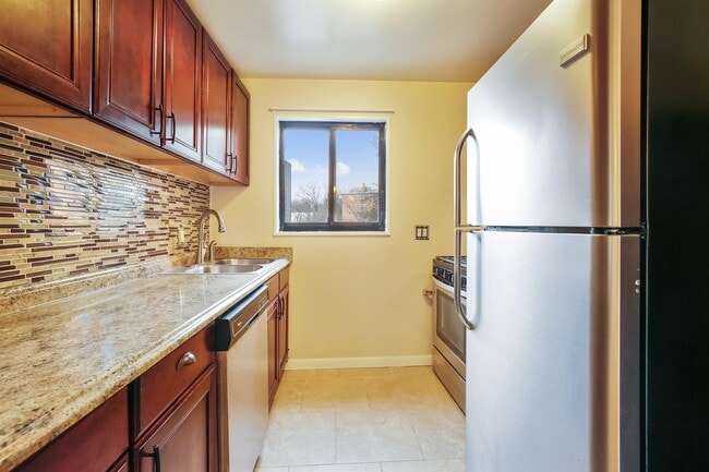 Building Photo - 7611 Maple Ave