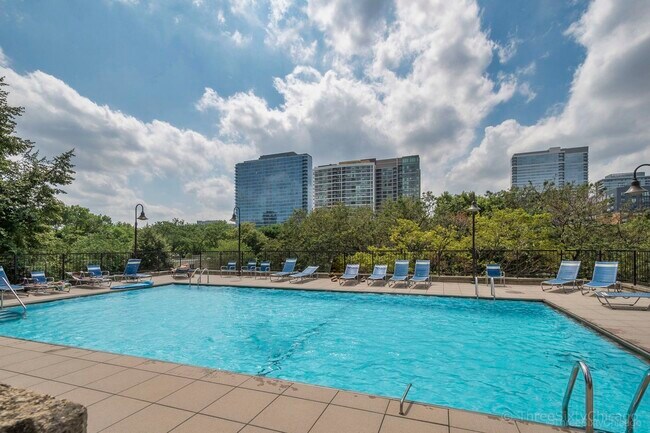 Building Photo - 899 S Plymouth Ct