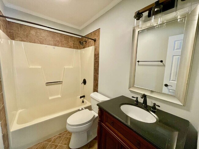 Building Photo - 3-Bed, 3-Bath Townhouse In Lands End