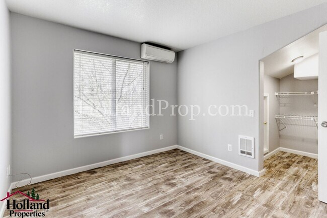 Building Photo - Beautiful 3-Level Hillsboro Townhouse in Quiet Cul-de-sac!