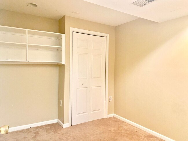 Building Photo - 3 Bedrooms Plus 2 Bonus Rooms!!! 2.5 Baths...
