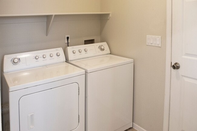Building Photo - 3 Bed 2 Bath 55+ community of Miners Villa...