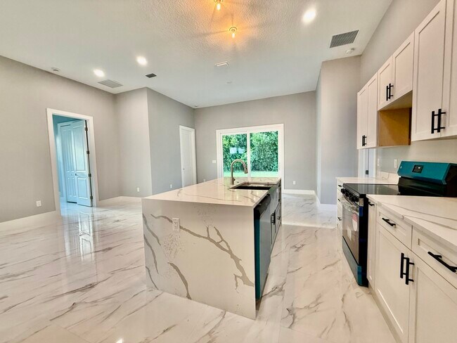 Building Photo - 675 NE Moss Rose Pl