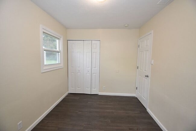 Building Photo - Elkhart North West- 3 bedroom ranch with d...