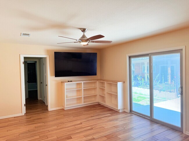 Building Photo - Amazing detached 2/2.5 duplex in Central Austin!!!