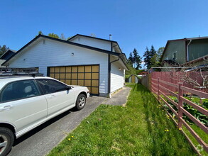 Building Photo - Spacious 3-Bedroom Duplex-Home in Roosevel...