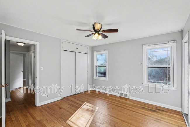 Building Photo - 211 SE 7th St