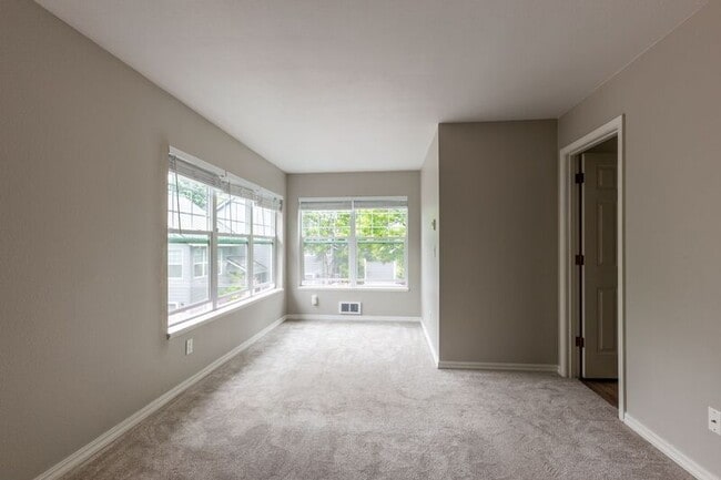 Building Photo - 9729 NW Miller Hill Dr