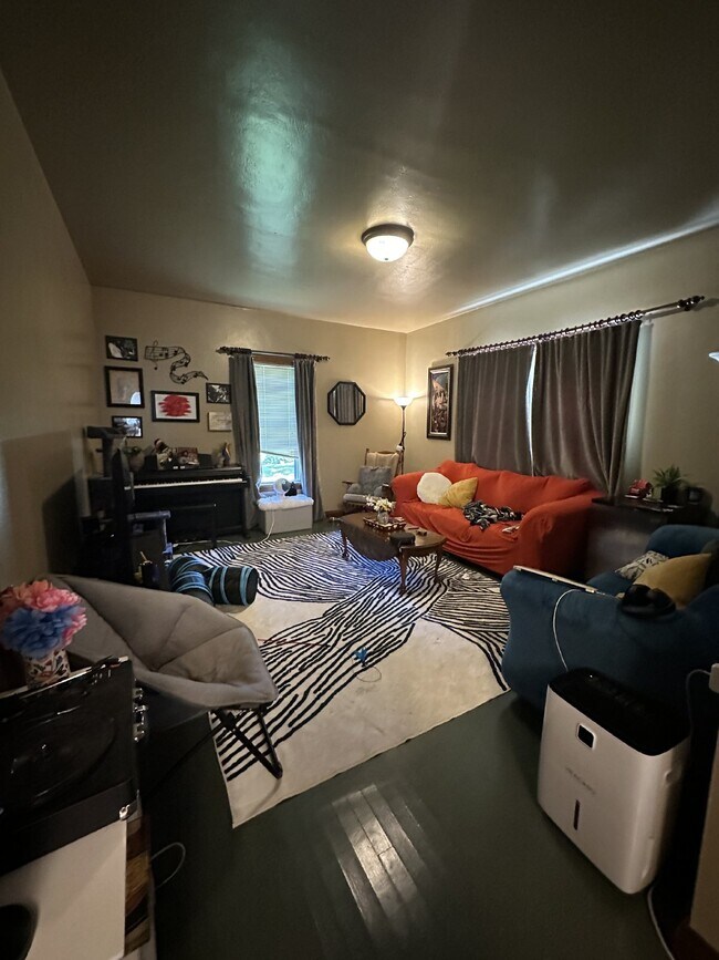Building Photo - Charming 2-Bed, 2-Bath Duplex in Eau Claire