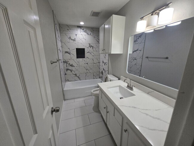Building Photo - 3221 Dreeben Dr