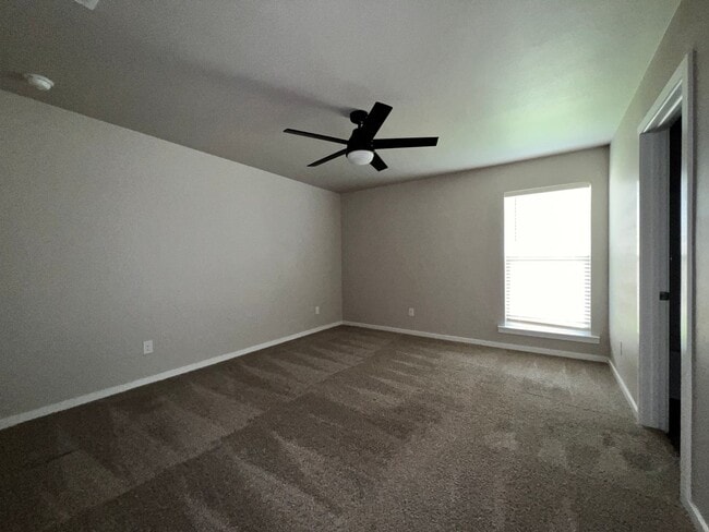 Building Photo - Pre leasing now for 4/1/2026