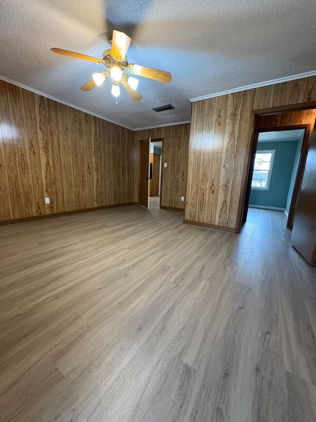 Building Photo - Beautiful 3 bedroom/1 bath home with Fireplace and Central HVAC!