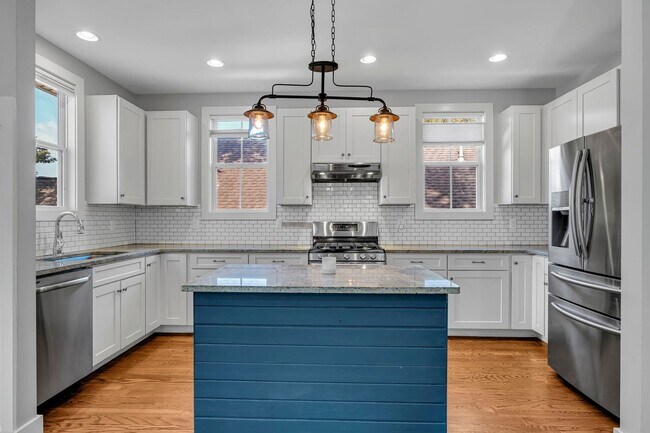 Building Photo - Great price for a huge house! CHARMING Sylvan Heights home 4 Bed 4 Bath. Beautiful private backya...