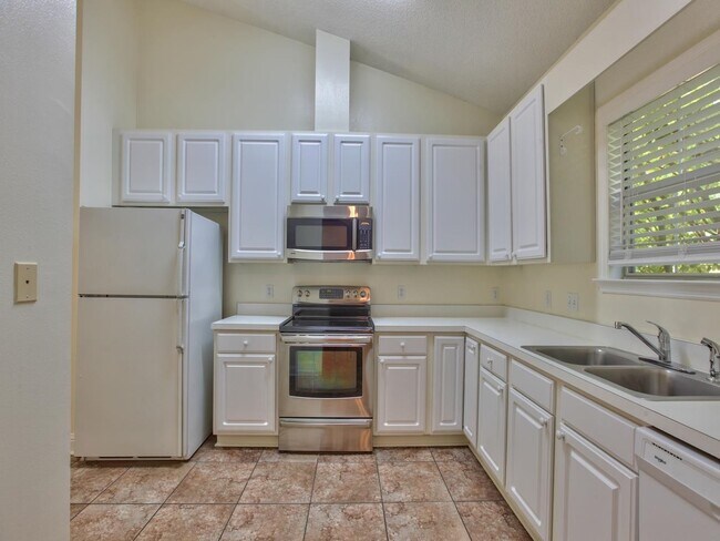 Building Photo - 3208 Castle Ct