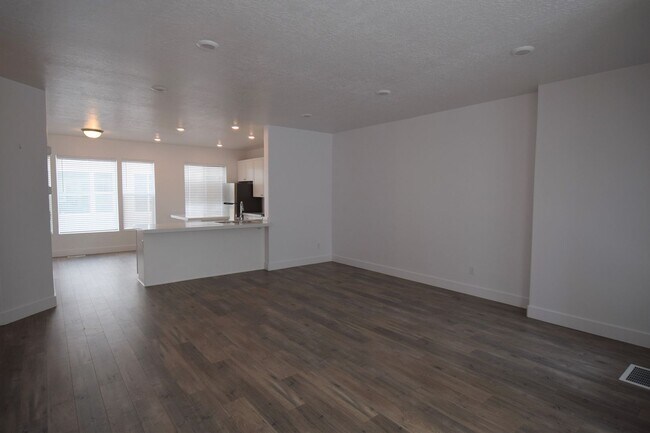 Building Photo - Charming 3 Bed 2.5 Bath Townhome in Murray!!!