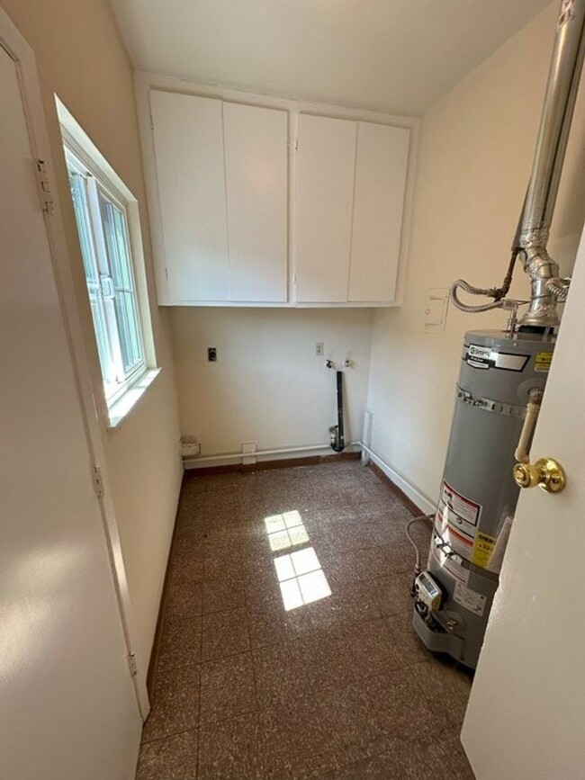 Building Photo - Lund/DUPLEX
