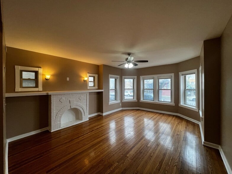 Building Photo - 735 N Hamlin Ave