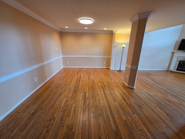Building Photo - 10952 Bloomingdale Dr