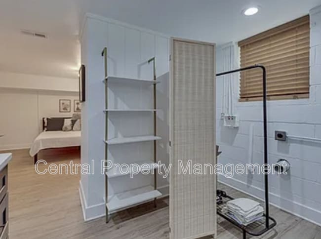 Building Photo - 1126 N Hwy 25 Bypass