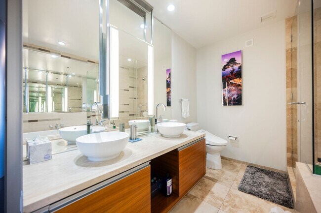 Building Photo - Wake Up to the Las Vegas Skyline – Premium 2-Bedroom Unit with Wall-to-Wall Windows