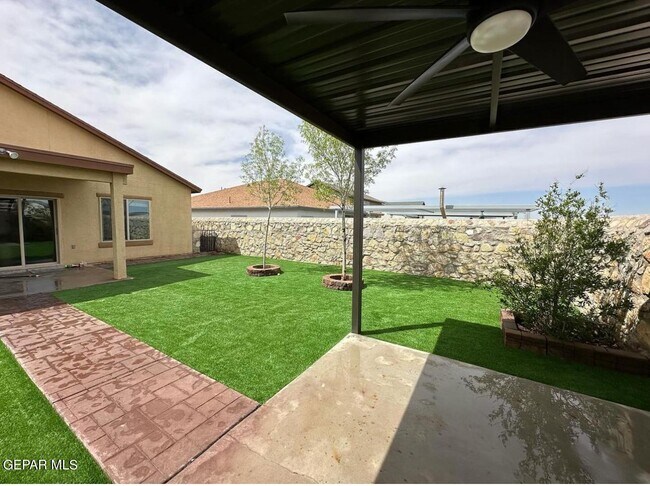 Building Photo - 7365 Dewberry Dr