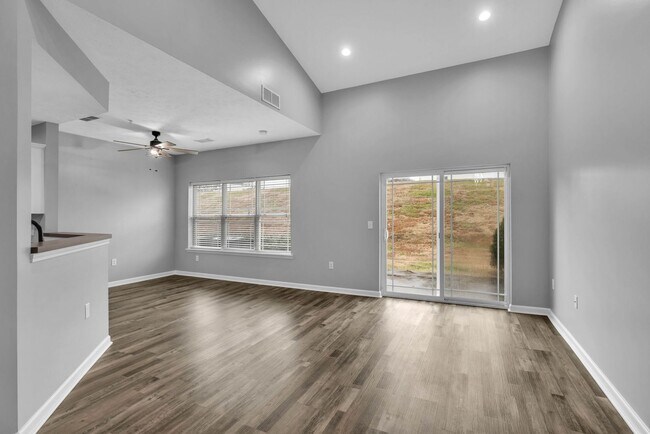 Building Photo - Move-in Ready Townhome in heart of Spring Hill