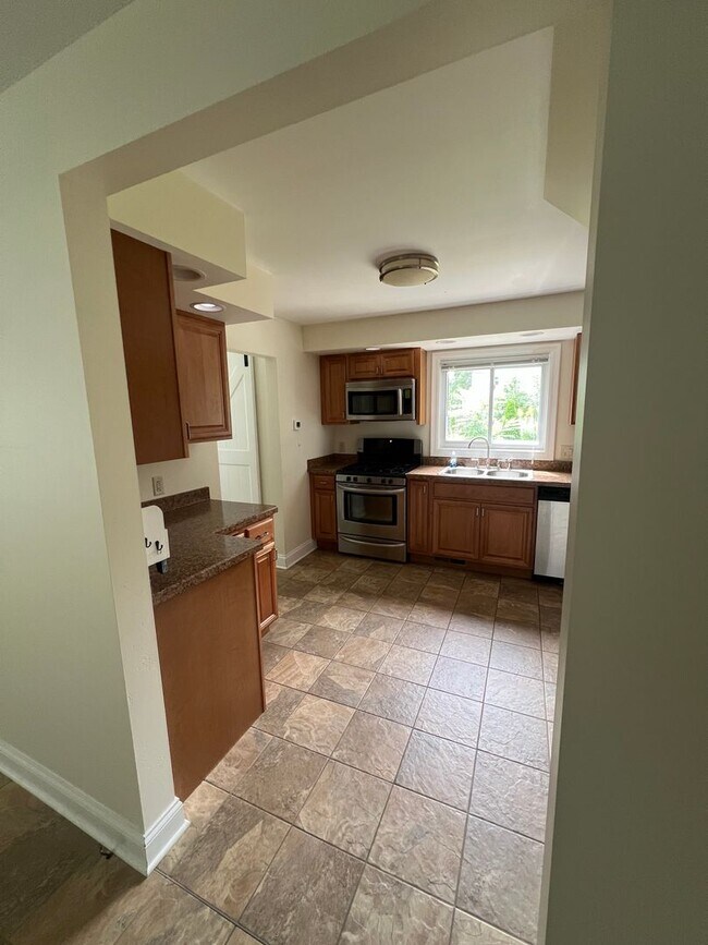 Building Photo - 3 Bed, 1.5 Bath Near U of R, Strong & Coll...