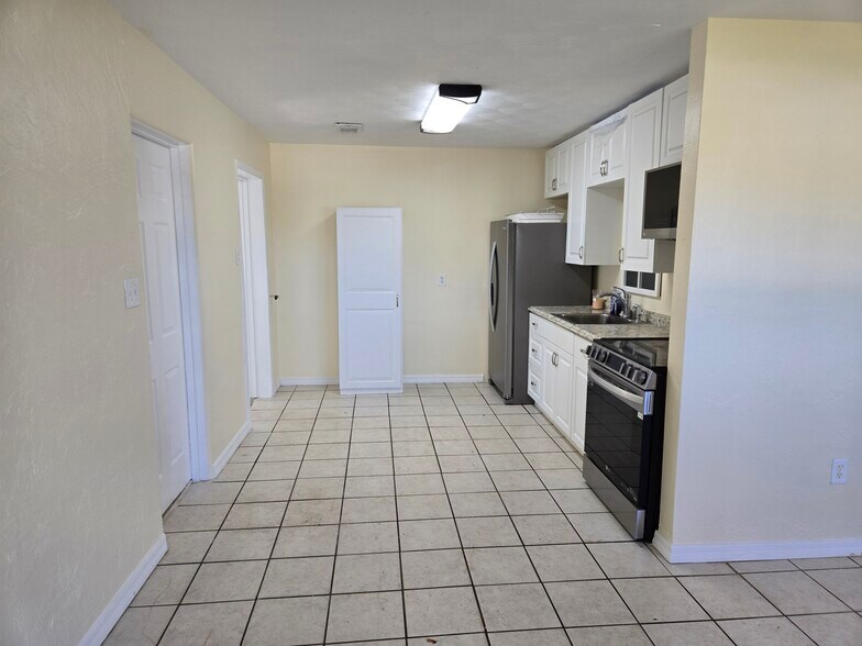 Building Photo - 719 W Palmetto St