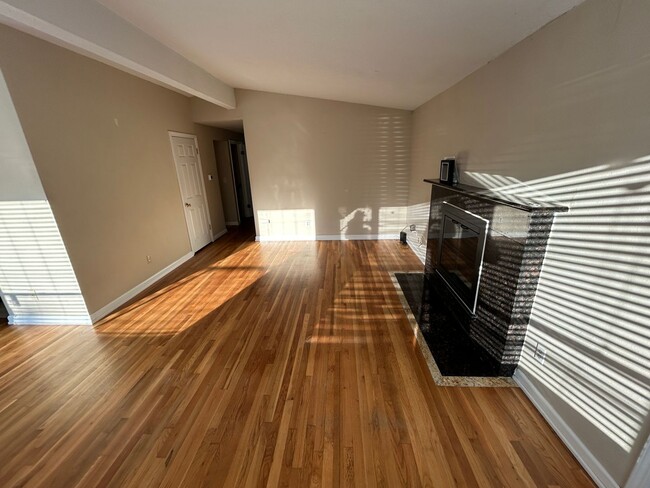 Building Photo - Large 3 bed, 2 bath house in South Seattle...