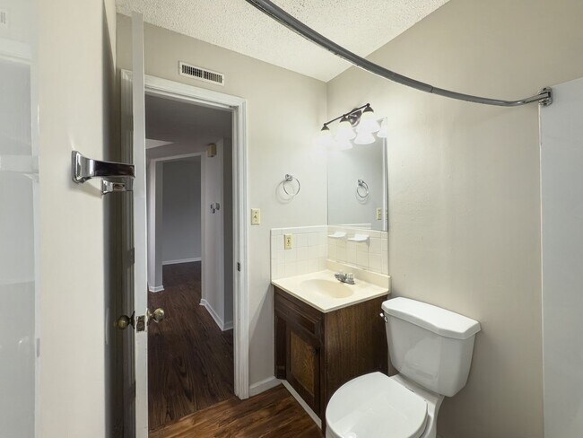 Building Photo - 2523-2523 E Morris Dr