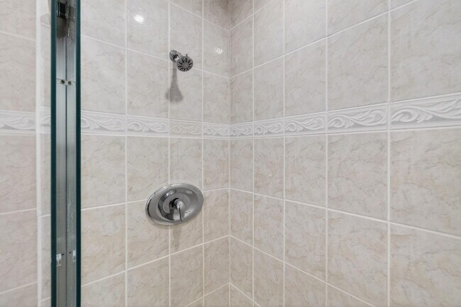 Building Photo - 3939 NE 5th Ave