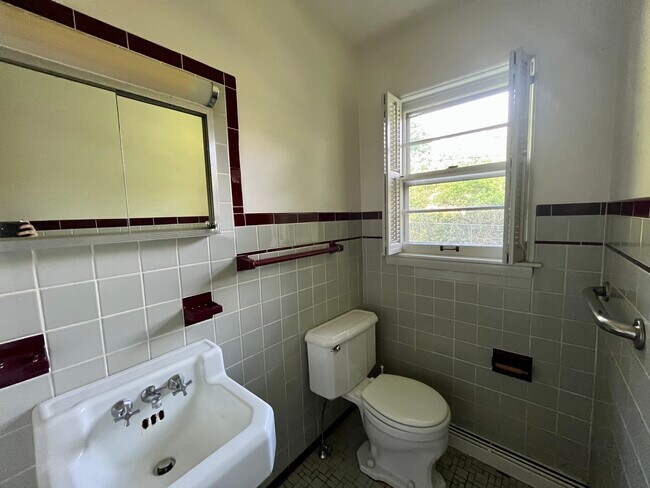 Building Photo - 2003 Lakeshore Dr